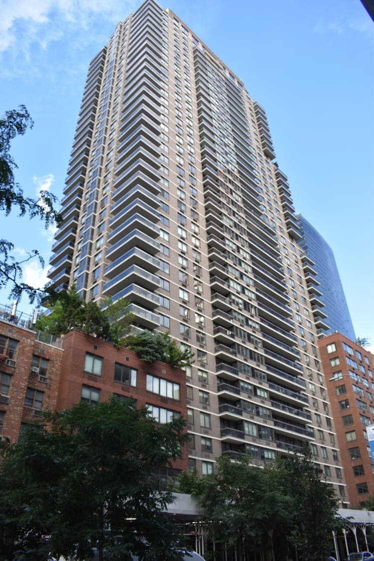 515E72nd Image 1